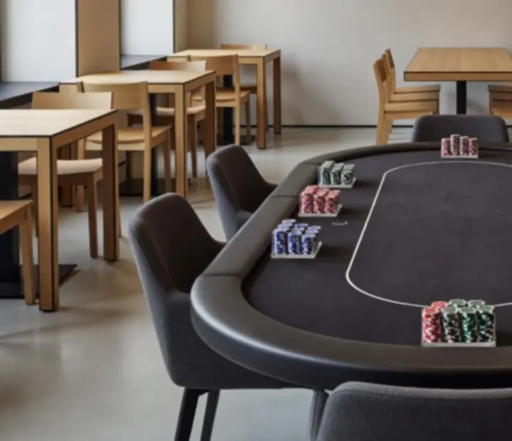 Uspořádání pokerového stolu v restauraci Kout Chuti